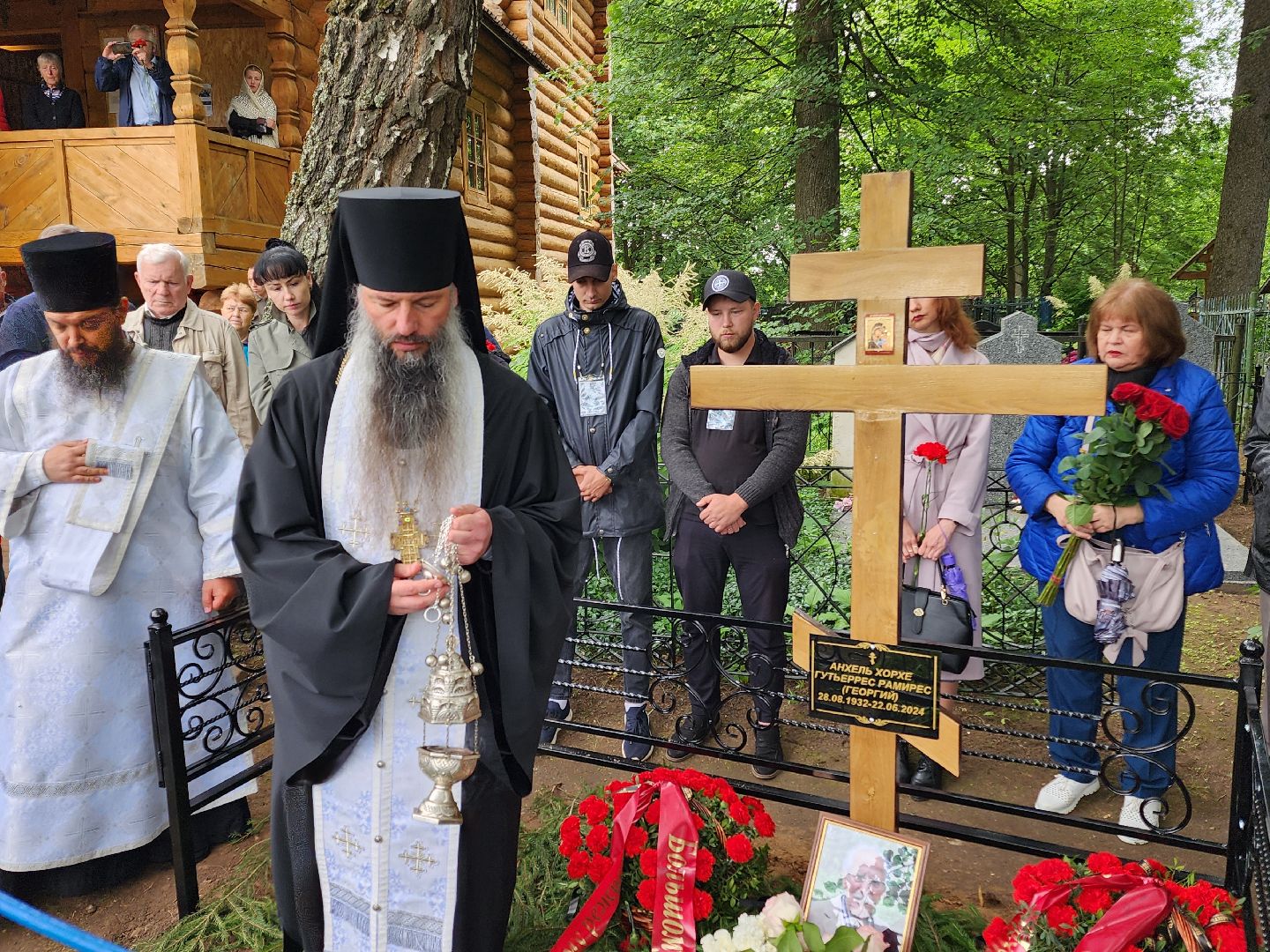 чехов, село мелихово, режиссер анхель гутьеррес, захоронение праха, похороны, панихида, писатель антон чехов, актер николай бурляев, молебен,