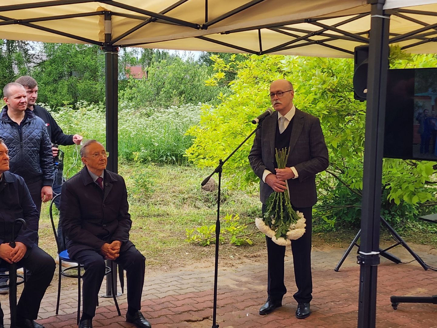 чехов, село мелихово, режиссер анхель гутьеррес, захоронение праха, похороны, панихида, писатель антон чехов, актер николай бурляев, молебен,