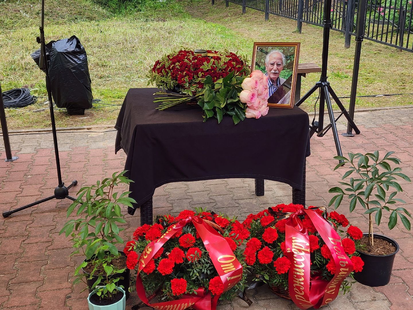 чехов, село мелихово, режиссер анхель гутьеррес, захоронение праха, похороны, панихида, писатель антон чехов, актер николай бурляев, молебен,