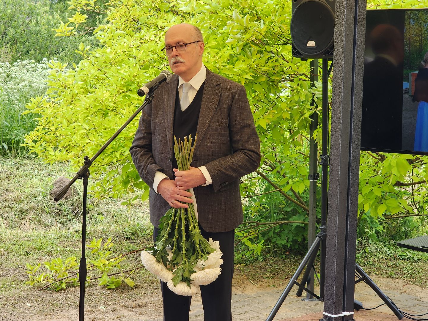 чехов, село мелихово, режиссер анхель гутьеррес, захоронение праха, похороны, панихида, писатель антон чехов, актер николай бурляев, молебен,