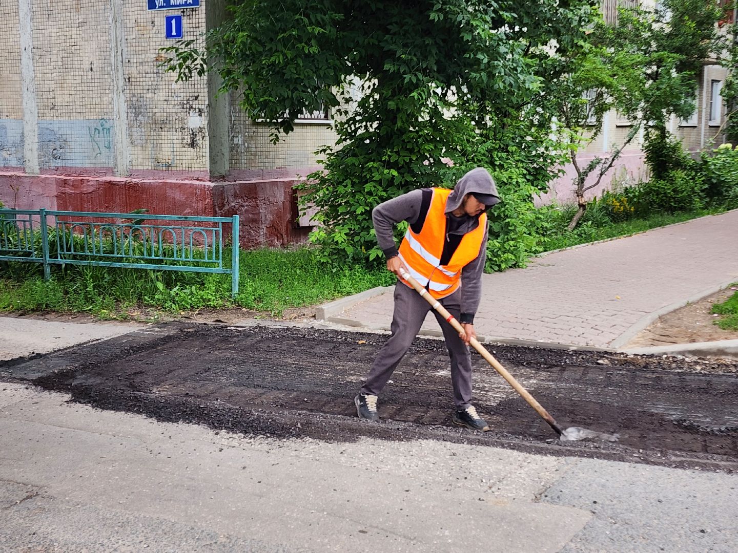 чехов, улица мира, дорожный ремонт, обновление тротуара, проезжая часть, замена покрытия, обустройство парковок, автостоянки, госпрограмма московской области,  развитие дорожного комплекса,