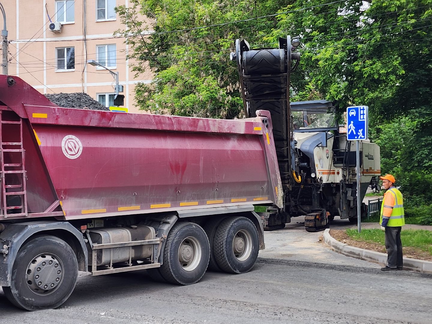 чехов, улица мира, дорожный ремонт, обновление тротуара, проезжая часть, замена покрытия, обустройство парковок, автостоянки, госпрограмма московской области,  развитие дорожного комплекса,