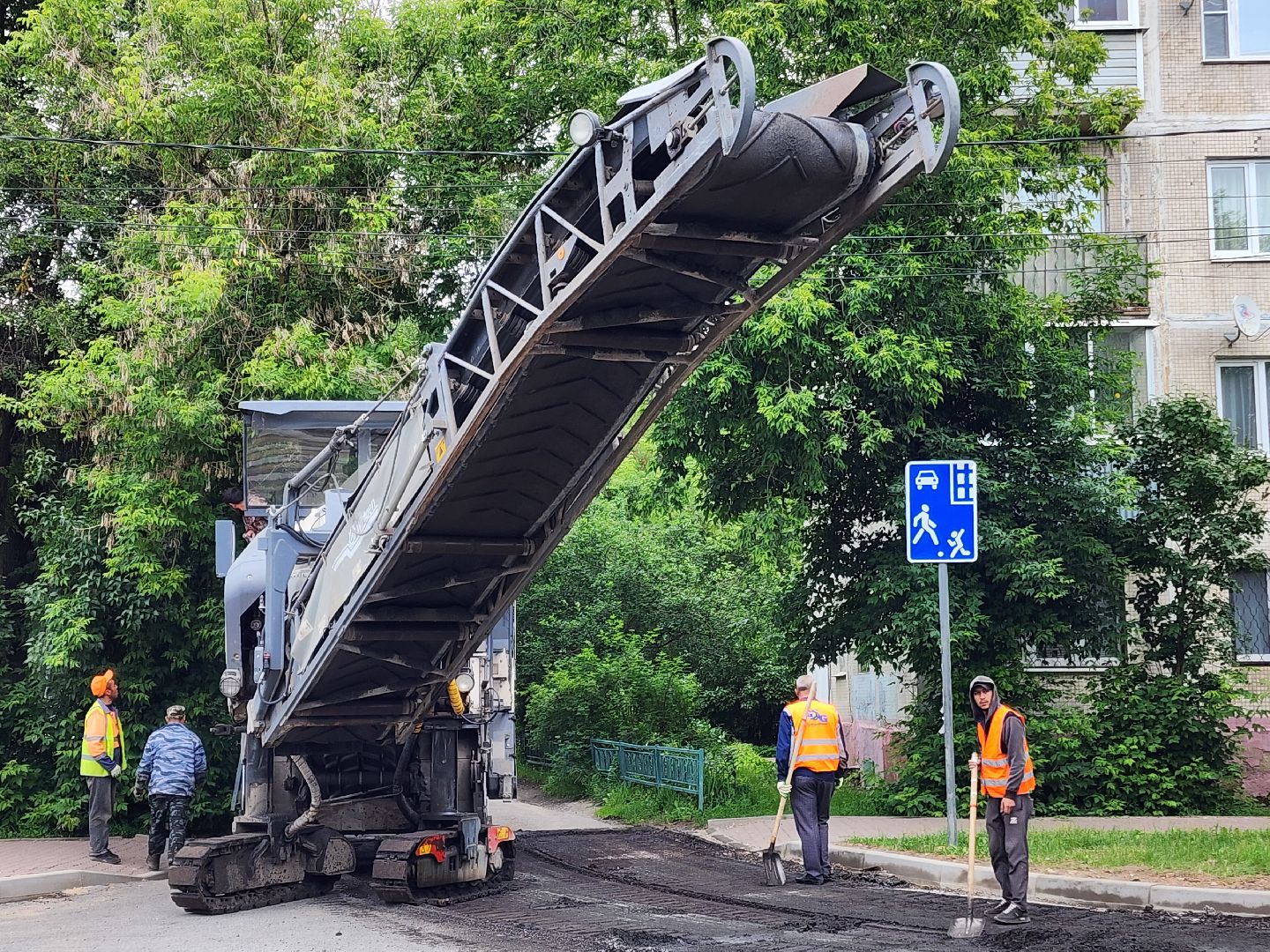 чехов, улица мира, дорожный ремонт, обновление тротуара, проезжая часть, замена покрытия, обустройство парковок, автостоянки, госпрограмма московской области,  развитие дорожного комплекса,