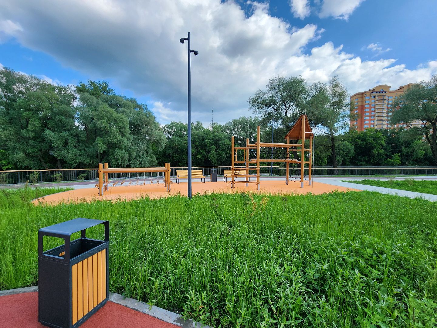 чехов, улица береговая, набережная реки теребенка, благоустройство, реконструкция, обновление, спортивные площадки, детские площадки, игровые комплексы, тренажеры, настольный теннис, место для выгула собак, смотровая площадка, госпрограмма московской области, формирование комфортной городской среды,