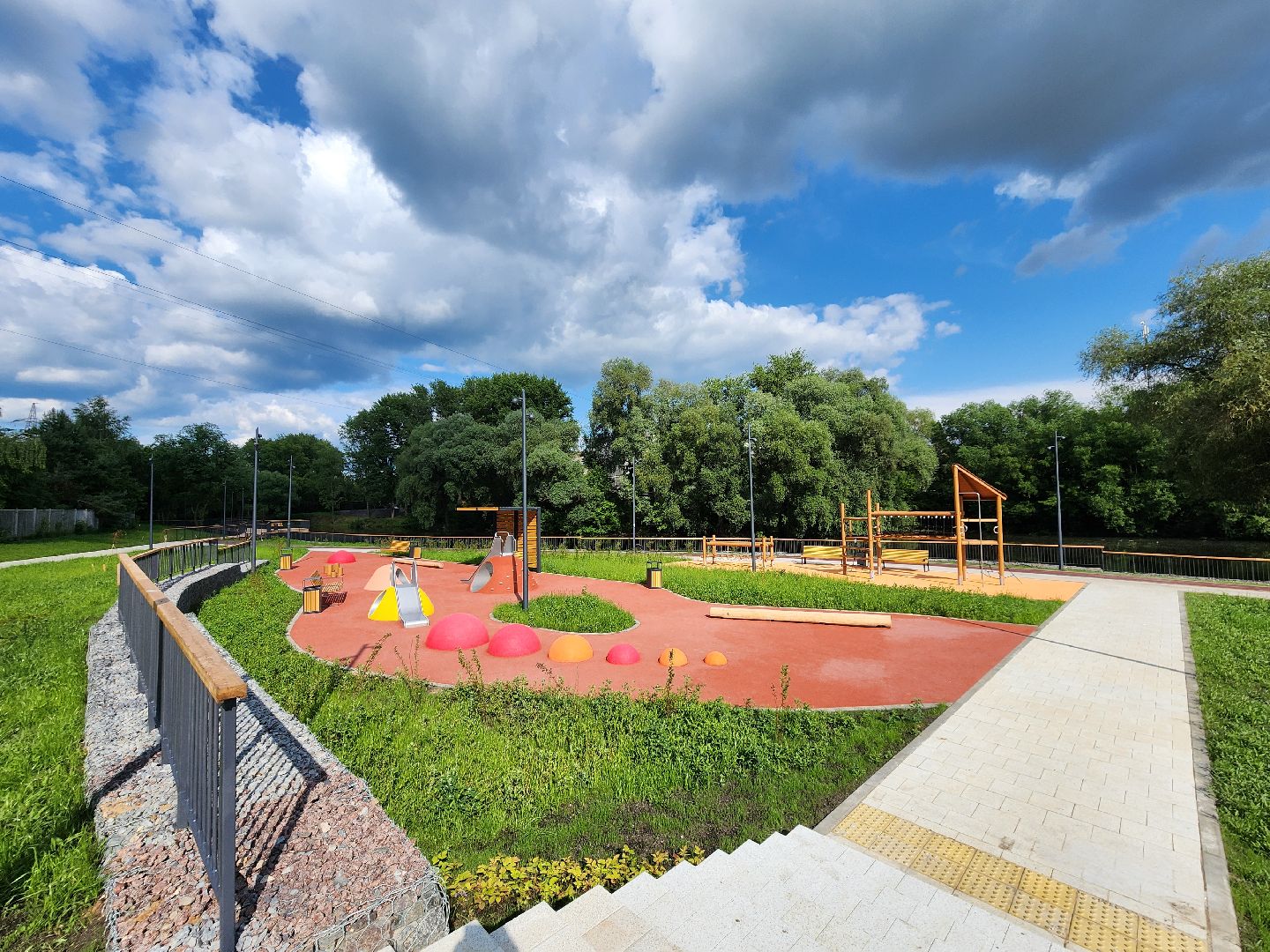 чехов, улица береговая, набережная реки теребенка, благоустройство, реконструкция, обновление, спортивные площадки, детские площадки, игровые комплексы, тренажеры, настольный теннис, место для выгула собак, смотровая площадка, госпрограмма московской области, формирование комфортной городской среды,