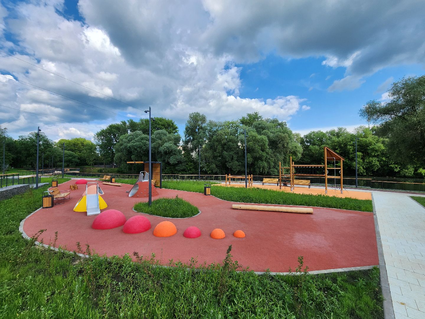 чехов, улица береговая, набережная реки теребенка, благоустройство, реконструкция, обновление, спортивные площадки, детские площадки, игровые комплексы, тренажеры, настольный теннис, место для выгула собак, смотровая площадка, госпрограмма московской области, формирование комфортной городской среды,