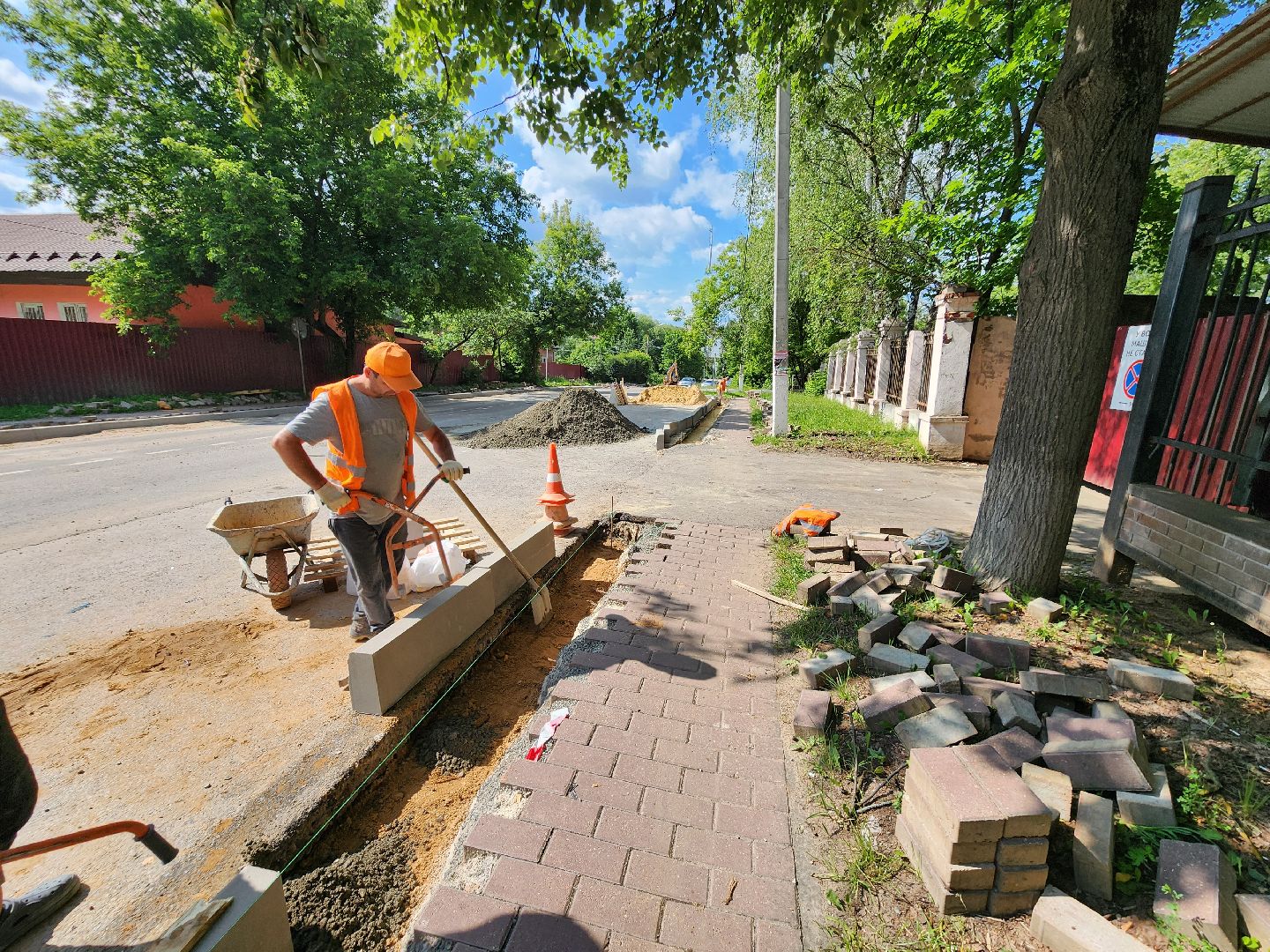 чехов, улица лопасненских ополченцев, дорожный ремонт, укладка бордюров, замена покрытия, ремонт дорог, госпрограмма московской области, развитие дорожного комплекса ,