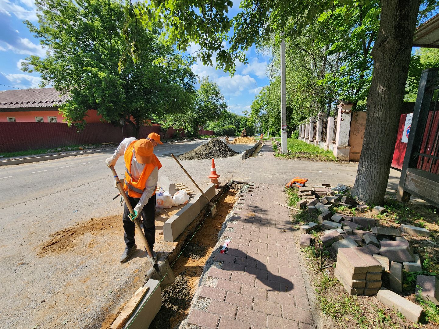 чехов, улица лопасненских ополченцев, дорожный ремонт, укладка бордюров, замена покрытия, ремонт дорог, госпрограмма московской области, развитие дорожного комплекса ,