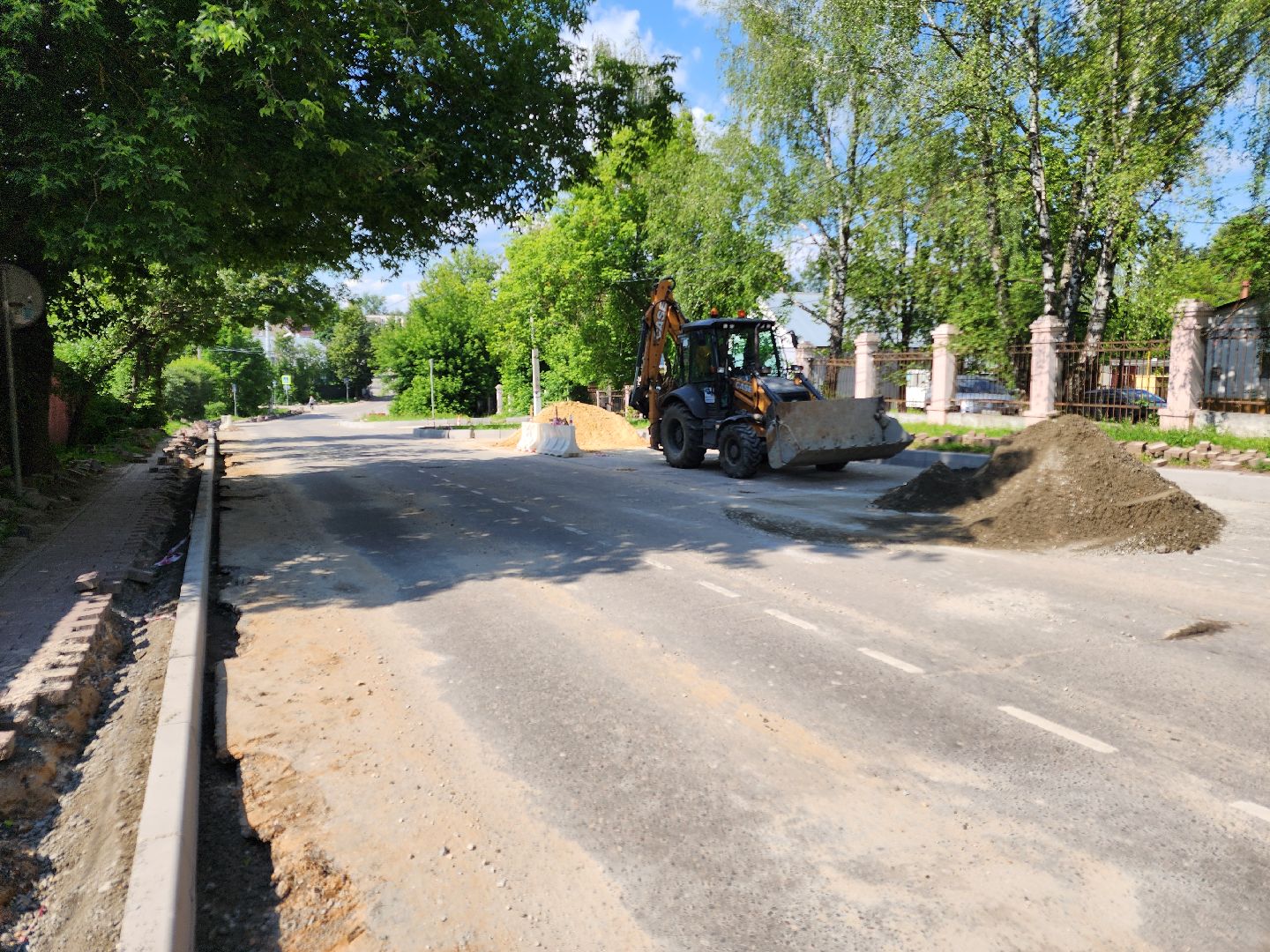 чехов, улица лопасненских ополченцев, дорожный ремонт, укладка бордюров, замена покрытия, ремонт дорог, госпрограмма московской области, развитие дорожного комплекса ,