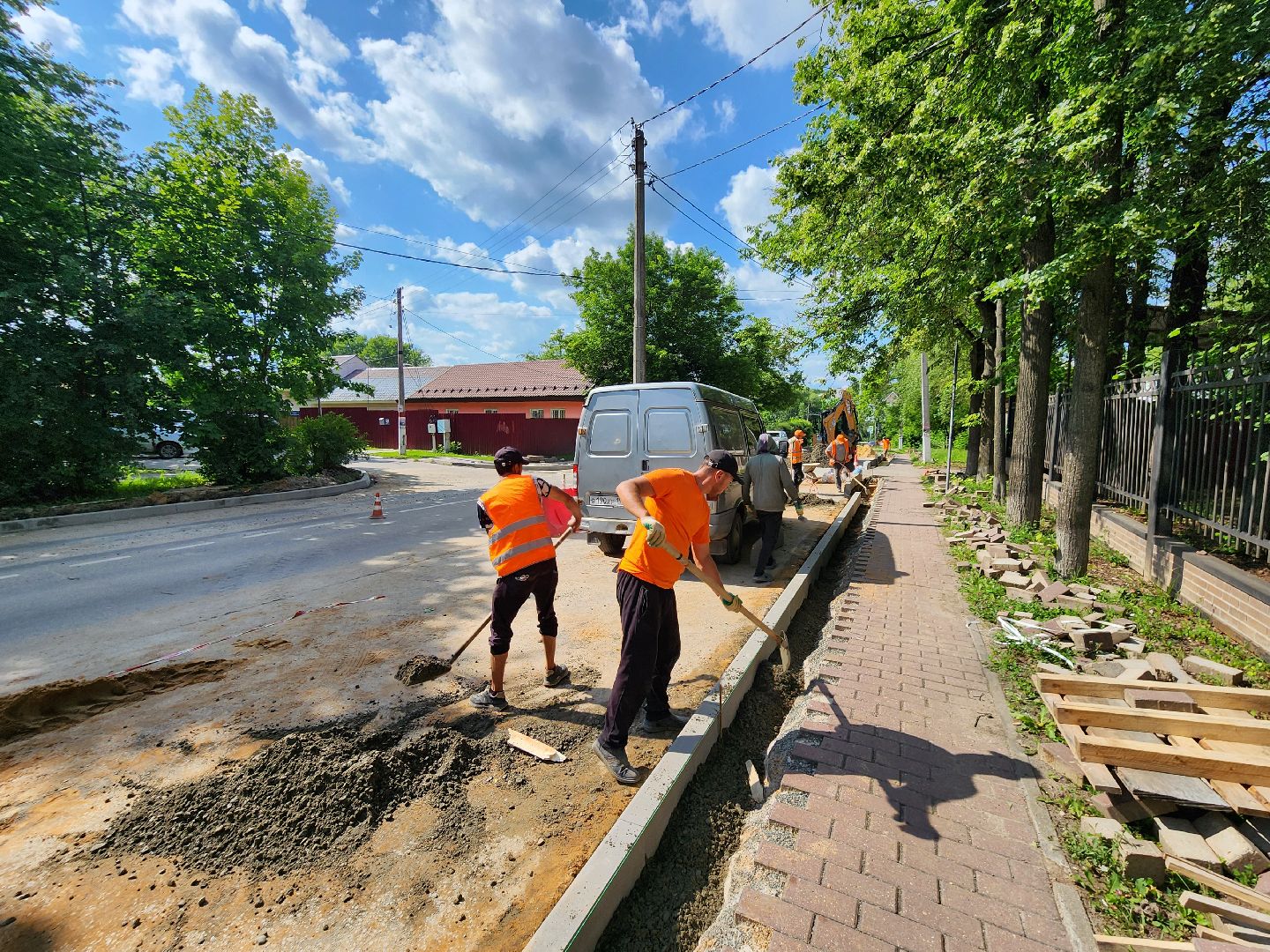 чехов, улица лопасненских ополченцев, дорожный ремонт, укладка бордюров, замена покрытия, ремонт дорог, госпрограмма московской области, развитие дорожного комплекса ,