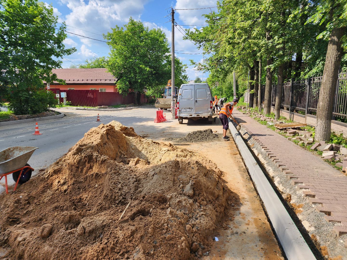 чехов, улица лопасненских ополченцев, дорожный ремонт, укладка бордюров, замена покрытия, ремонт дорог, госпрограмма московской области, развитие дорожного комплекса ,