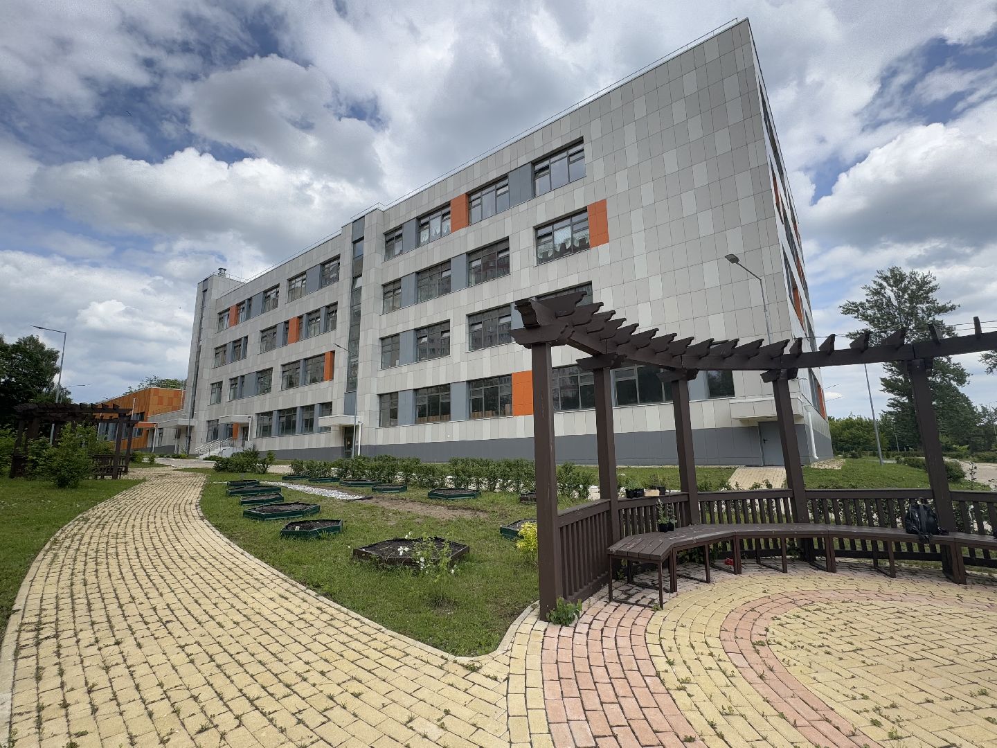 Гимназия 1 им Героя Российской Федерации А.В. Баландина, Балашиха, аптекарский огород,