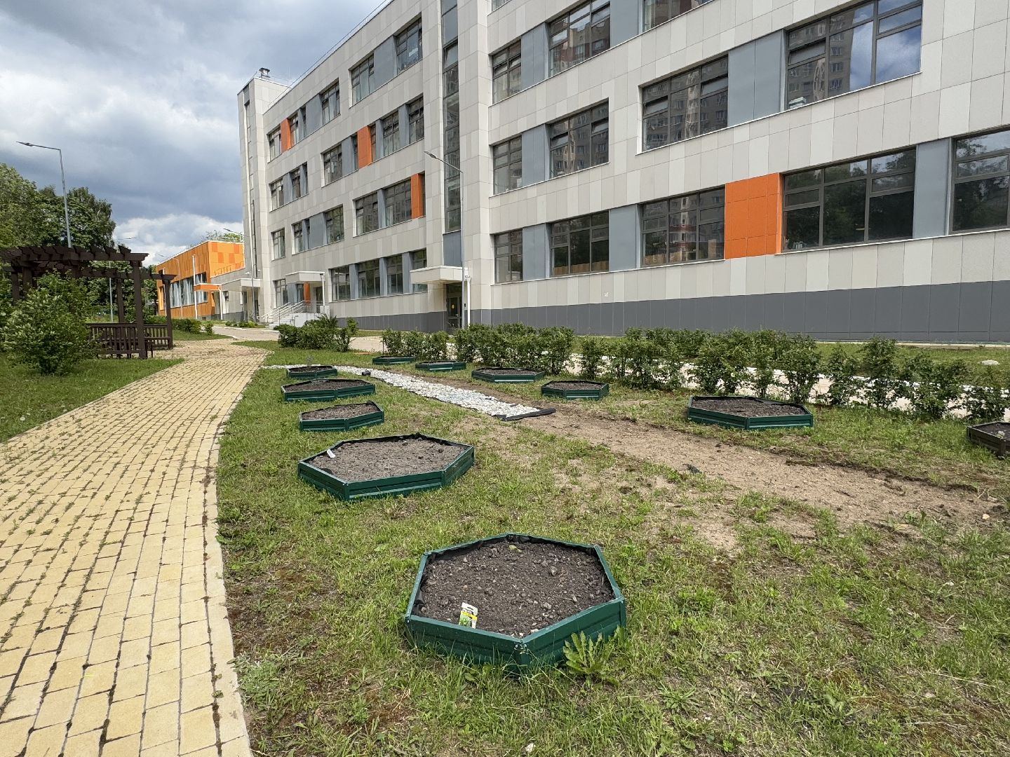 Гимназия 1 им Героя Российской Федерации А.В. Баландина, Балашиха, аптекарский огород,