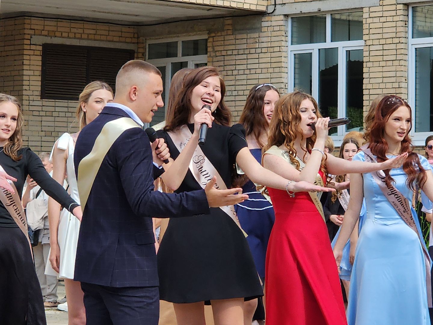 чехов, гимназия 2, девятиклассники, выпускной бал, аттестаты об общем образовании, вручение аттестатов, директор гимназии марина тарасова, поздравления, педагоги, родители, отличники, победители и призеры олимпиад,