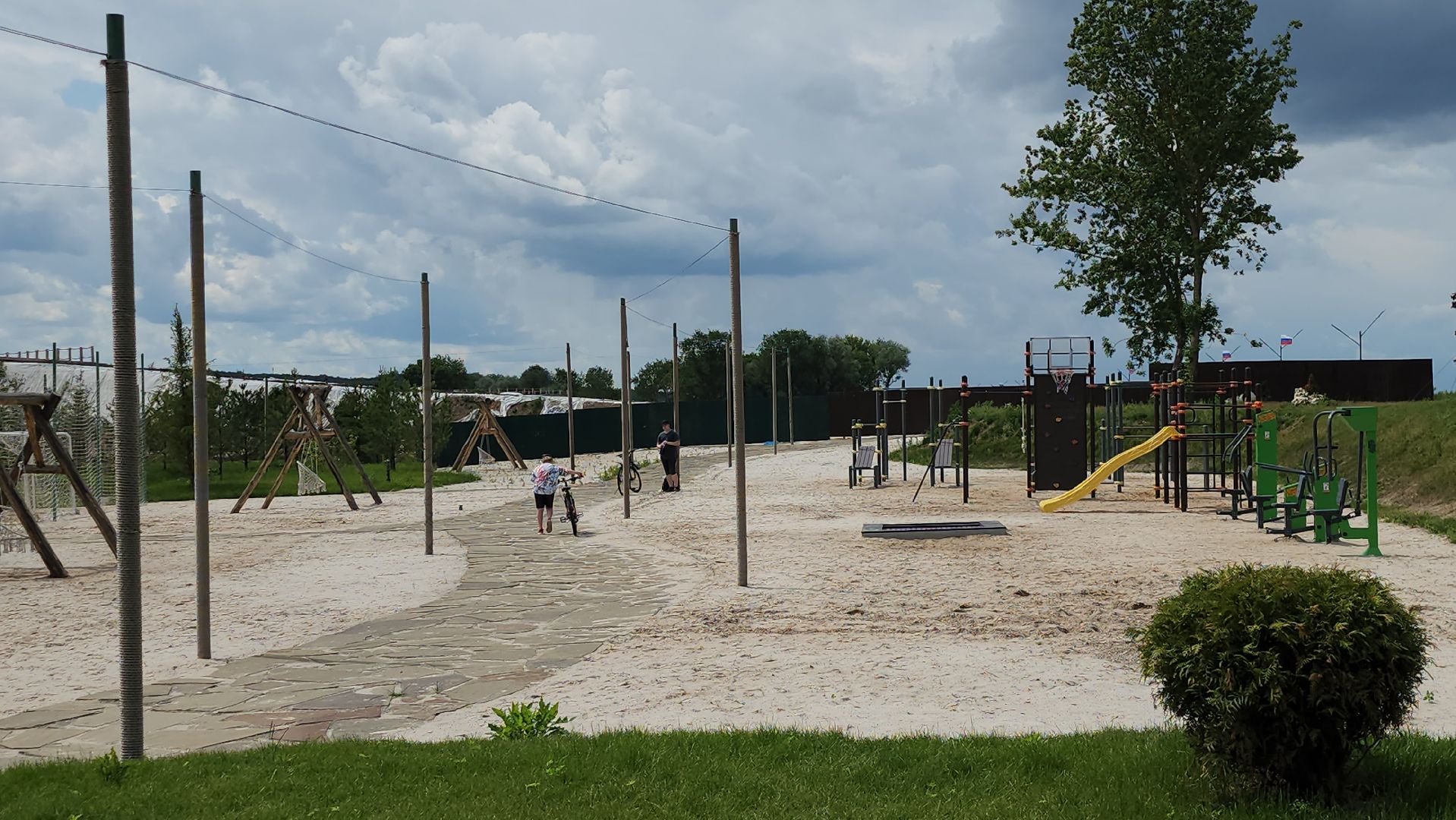 серпухов, подмосковье, река Ока, инсталляции, пляж, отдых у воды,