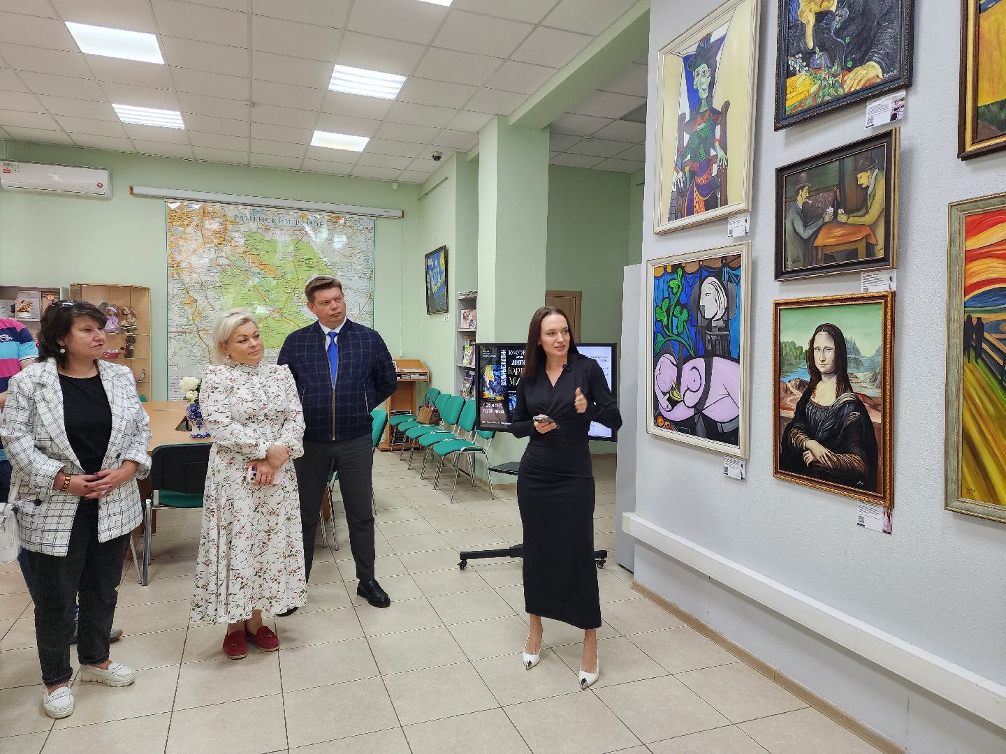 раменское, культура, художественная выставка в туристско-информационном центре , вольные копии по мотивам самых дорогих картин мира,