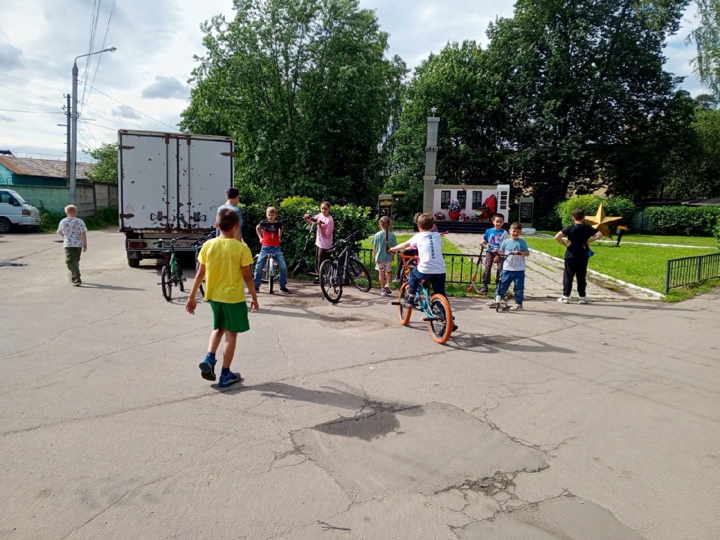 пушкинский округ, поселок, велопробег памяти, дом культуры,дети, велосипедисты,герои вов,дань памяти,памятник вов,минута молчания,вертикалки,