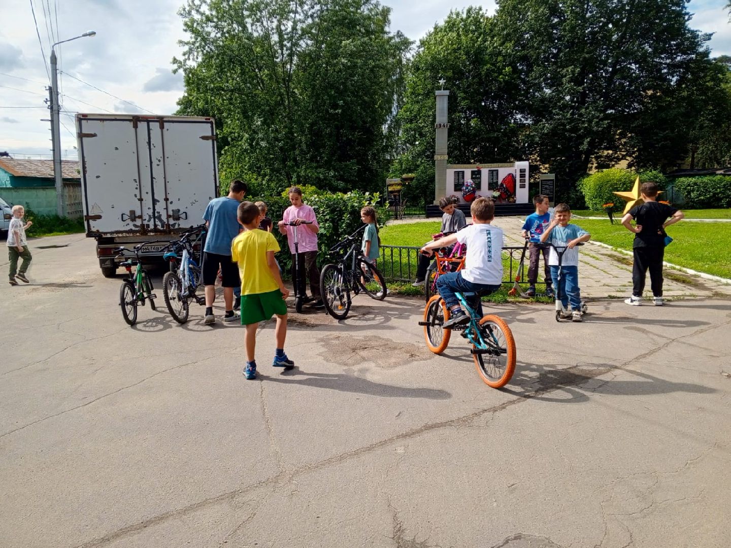 пушкинский округ, поселок, велопробег памяти, дом культуры,дети, велосипедисты,герои вов,дань памяти,памятник вов,минута молчания,вертикалки,