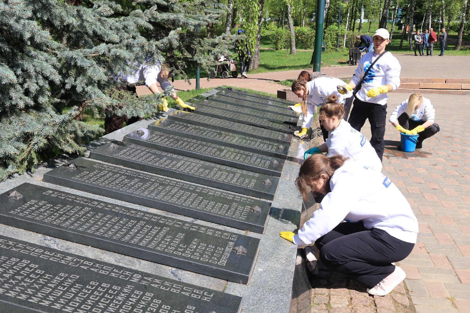 уборка, благоустройство, мемориал славы, Единая Россия, Дзержинский