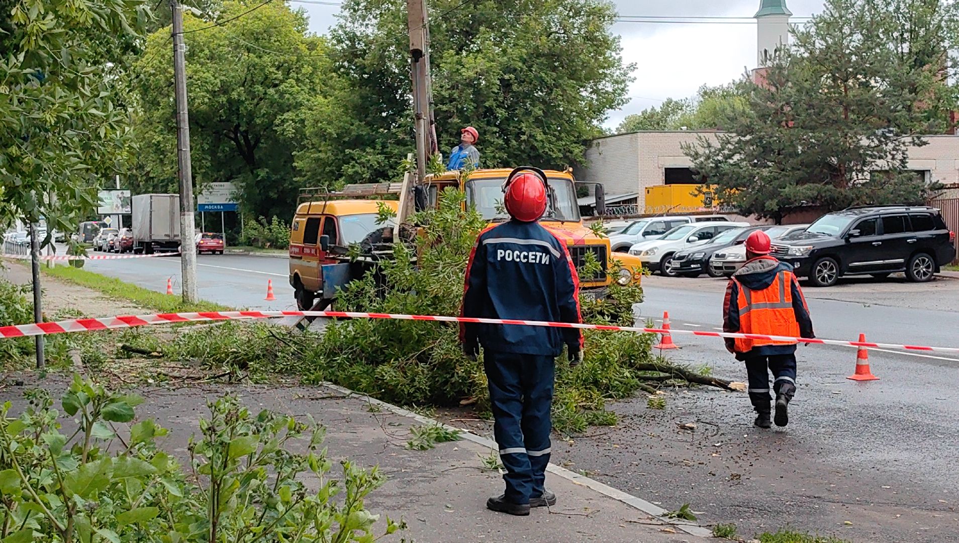 опил деревьев, кран, бригада, дорога, безопасность,