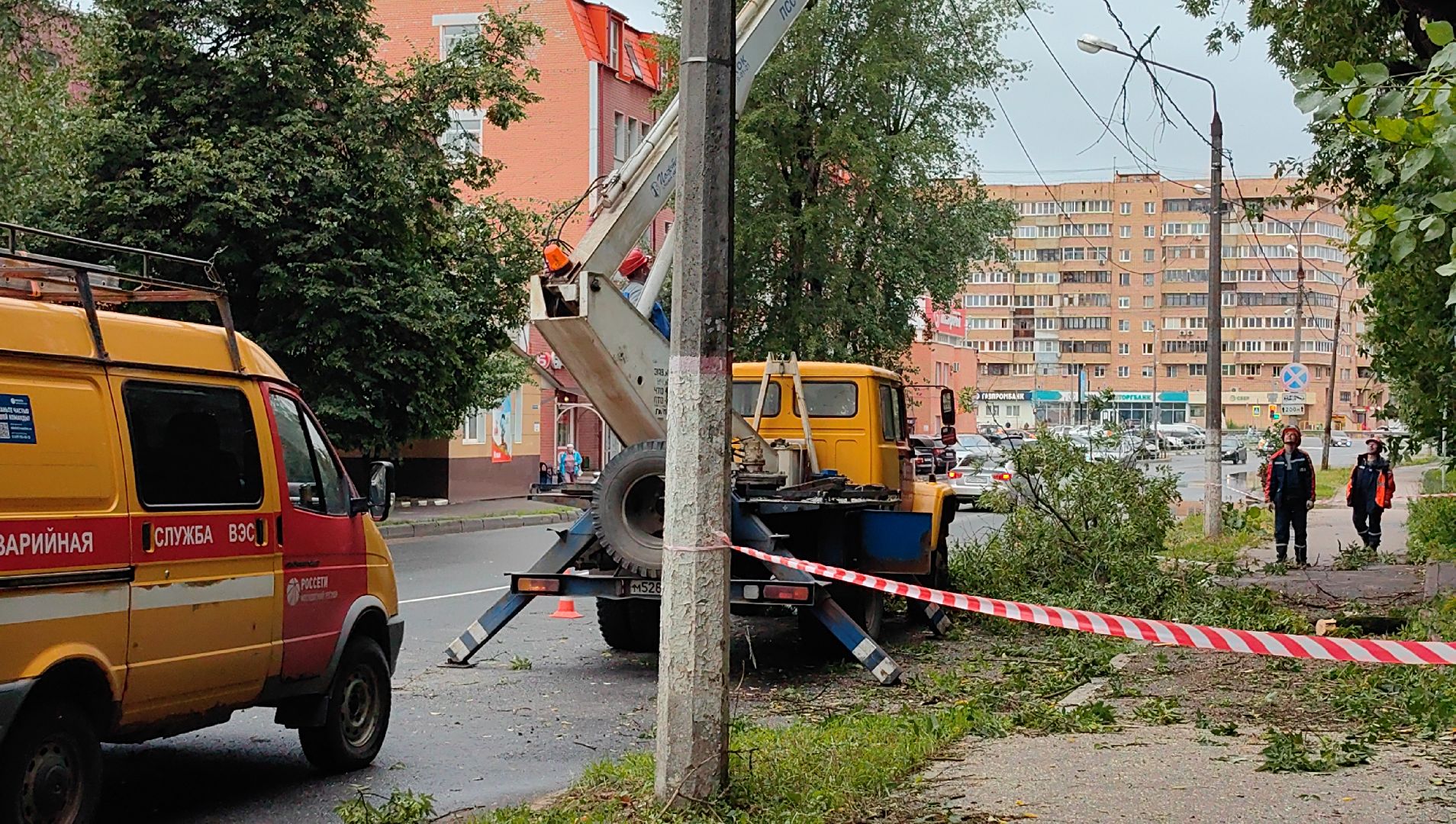 опил деревьев, кран, бригада, дорога, безопасность,