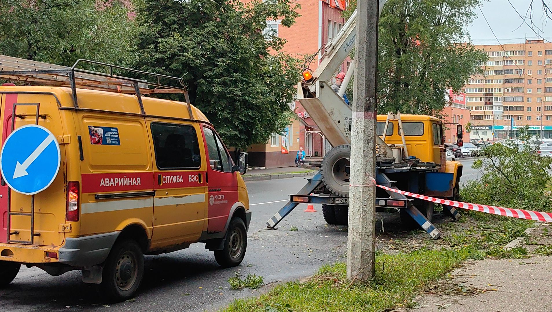 опил деревьев, кран, бригада, дорога, безопасность,