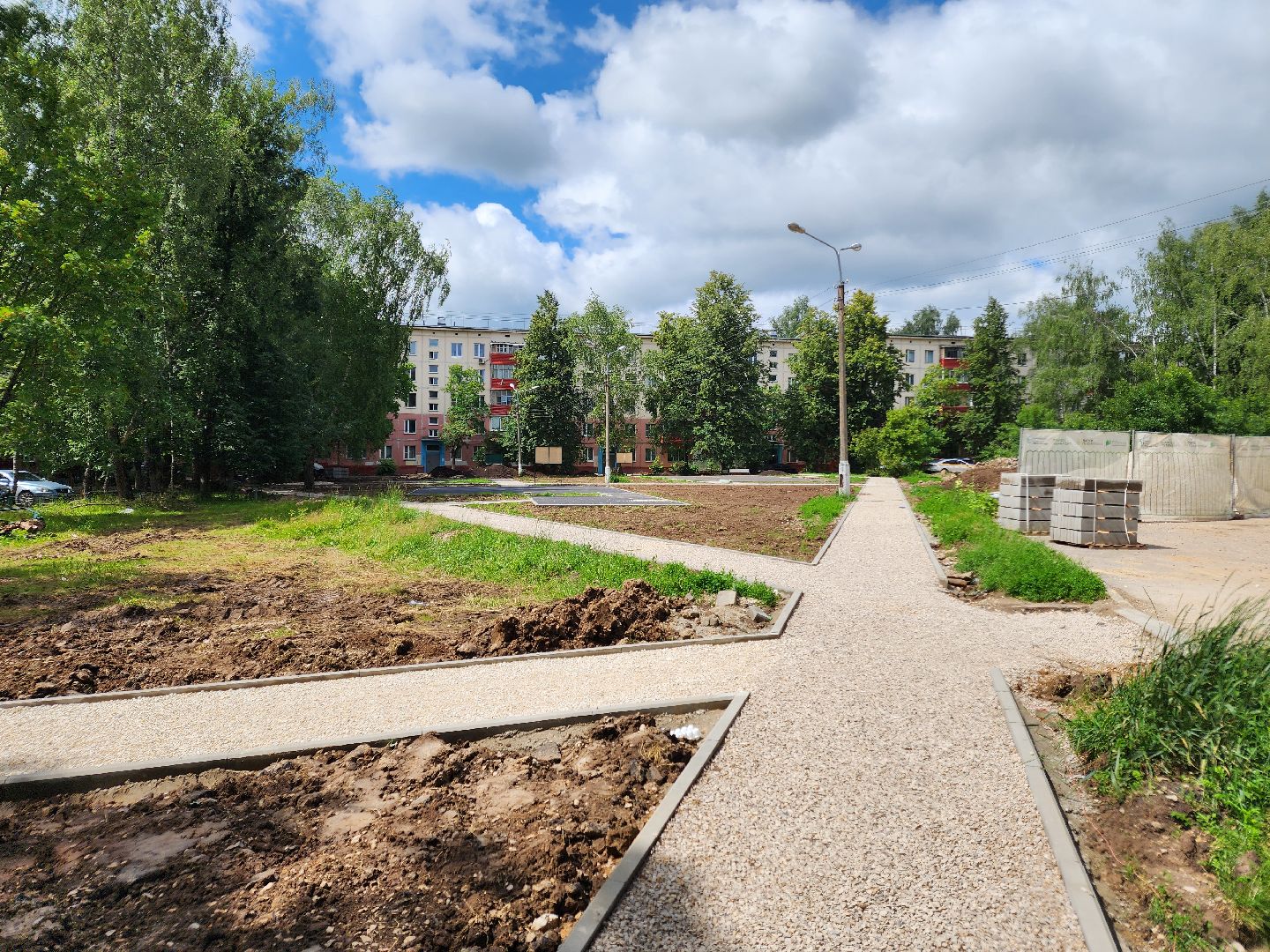 чехов, улица мира, благоустройство двора, пешеходные дорожки, детская игровая площадка, спортивная площадка, воркаут, тренажеры, тротуары, ремонт проездов, госпрограмма московской области, формирование комфортной городской среды,