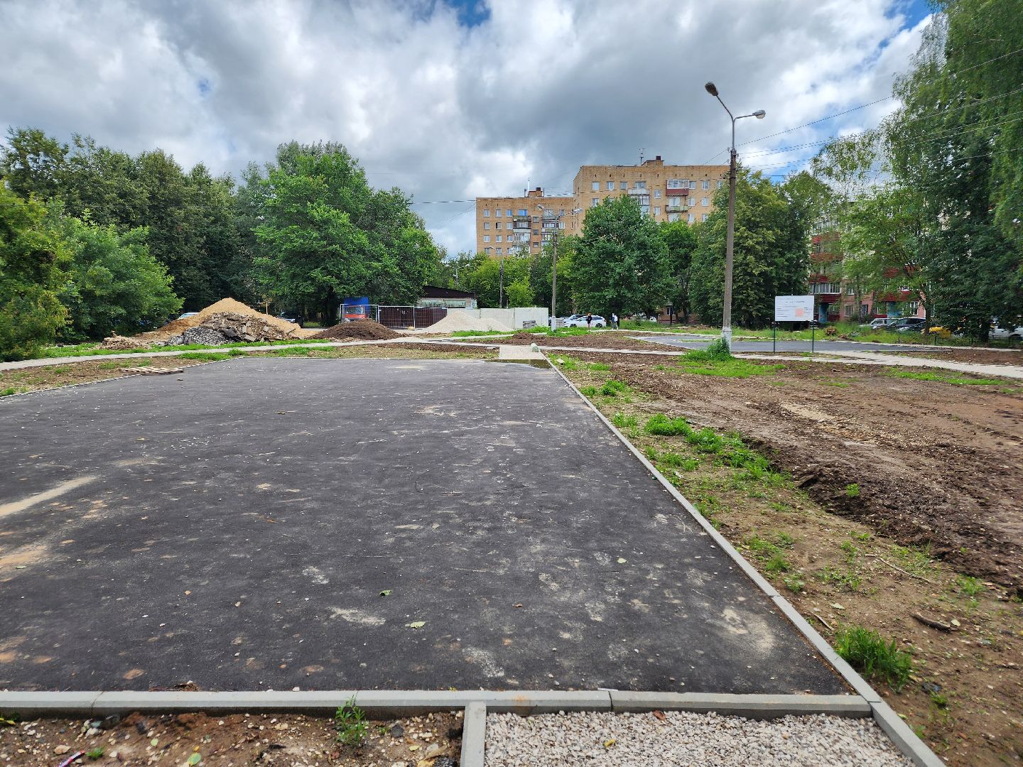 чехов, улица мира, благоустройство двора, пешеходные дорожки, детская игровая площадка, спортивная площадка, воркаут, тренажеры, тротуары, ремонт проездов, госпрограмма московской области, формирование комфортной городской среды,