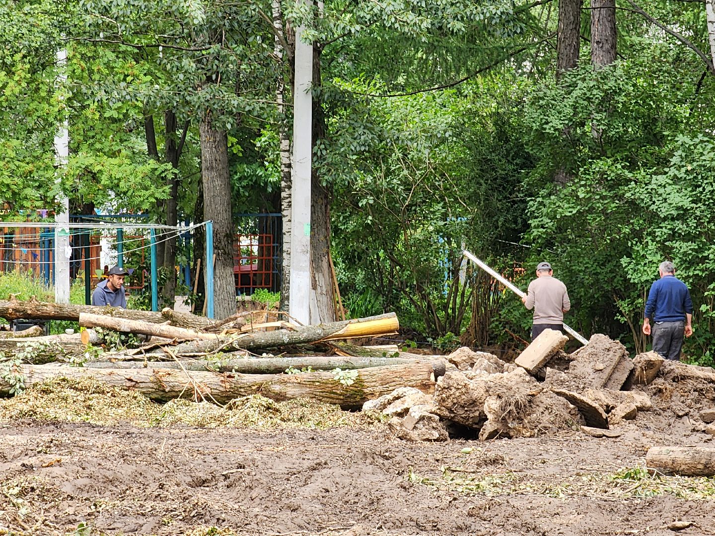 чехов, улица мира, благоустройство двора, пешеходные дорожки, детская игровая площадка, спортивная площадка, воркаут, тренажеры, тротуары, ремонт проездов, госпрограмма московской области, формирование комфортной городской среды,
