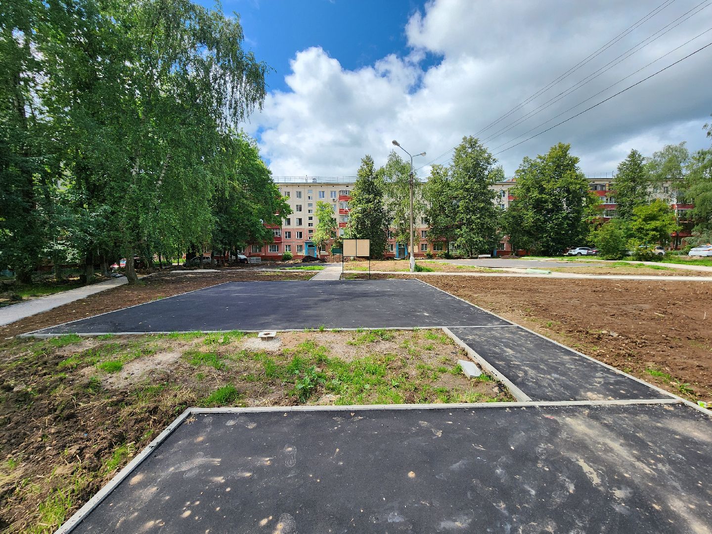 чехов, улица мира, благоустройство двора, пешеходные дорожки, детская игровая площадка, спортивная площадка, воркаут, тренажеры, тротуары, ремонт проездов, госпрограмма московской области, формирование комфортной городской среды,