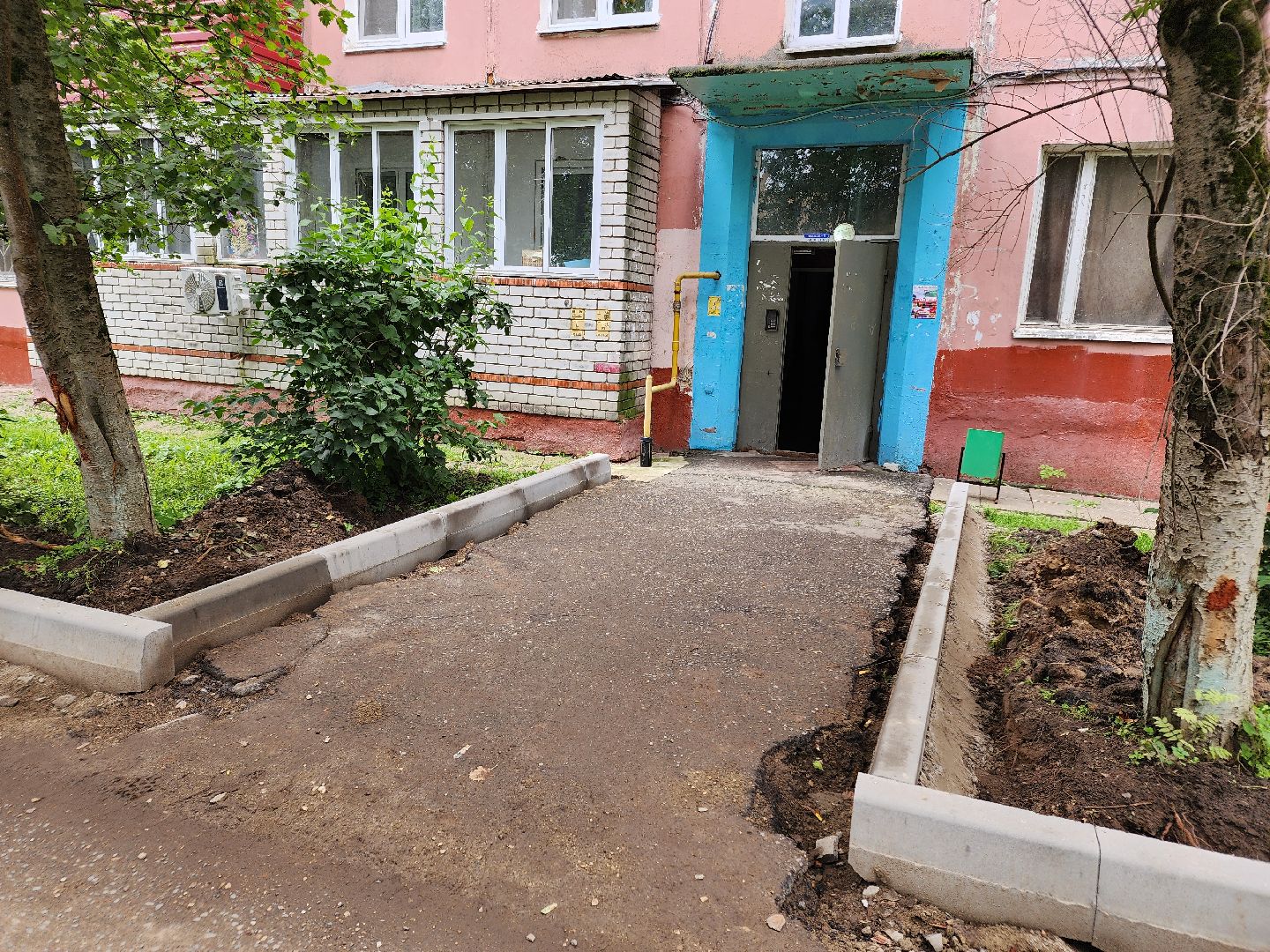 чехов, улица мира, благоустройство двора, пешеходные дорожки, детская игровая площадка, спортивная площадка, воркаут, тренажеры, тротуары, ремонт проездов, госпрограмма московской области, формирование комфортной городской среды,