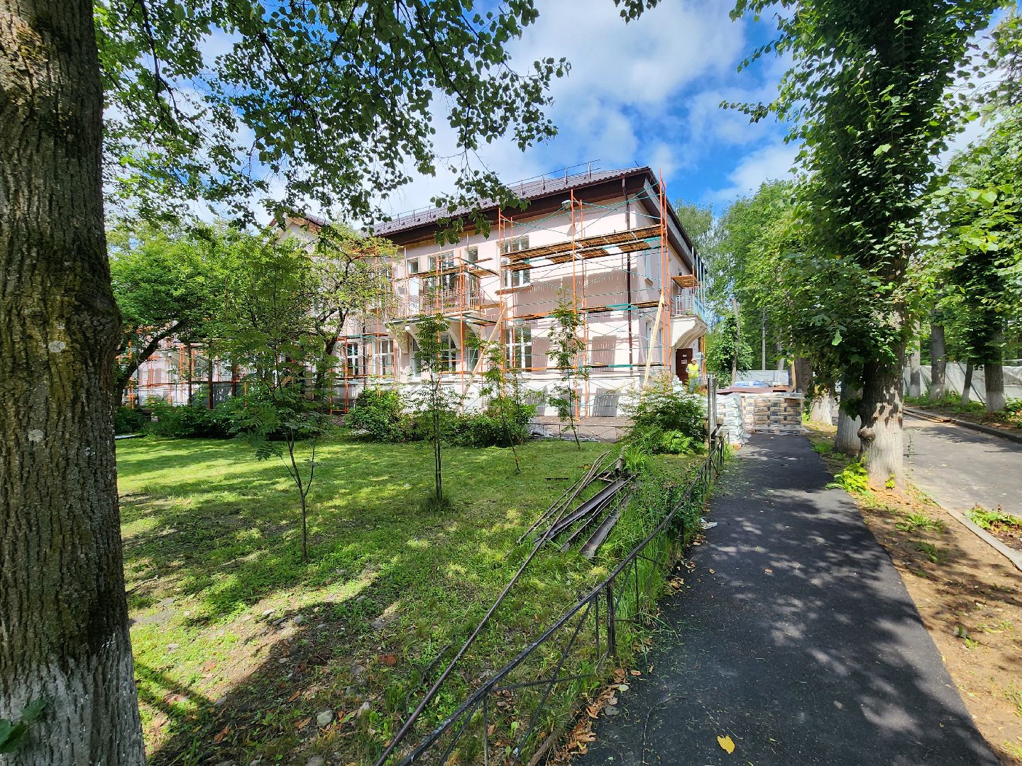 чехов, улица пионерская 2, взрослая поликлиника, текущий ремонт, замена кровли, ремонт крыши, реконструкция, демонтажные работы, фасадные работы, кровельные работы, инженерные сети, благоустройство территории,