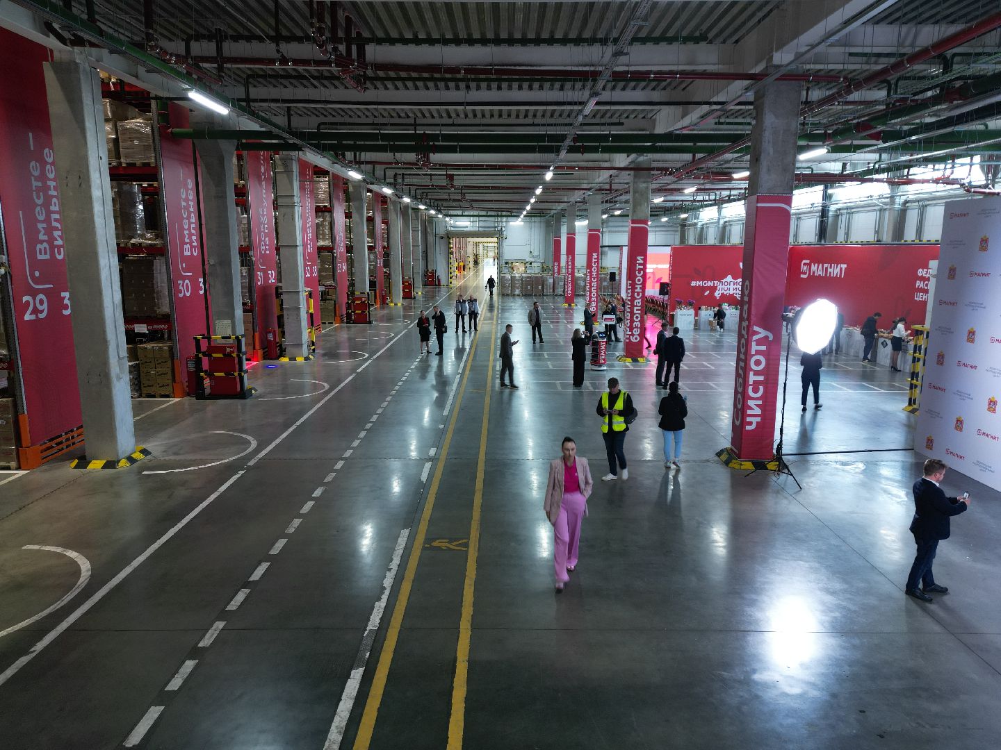 видео с коптера, роботизированный  распределительный центр, магнит в подольске, Роборука в магните подольск,