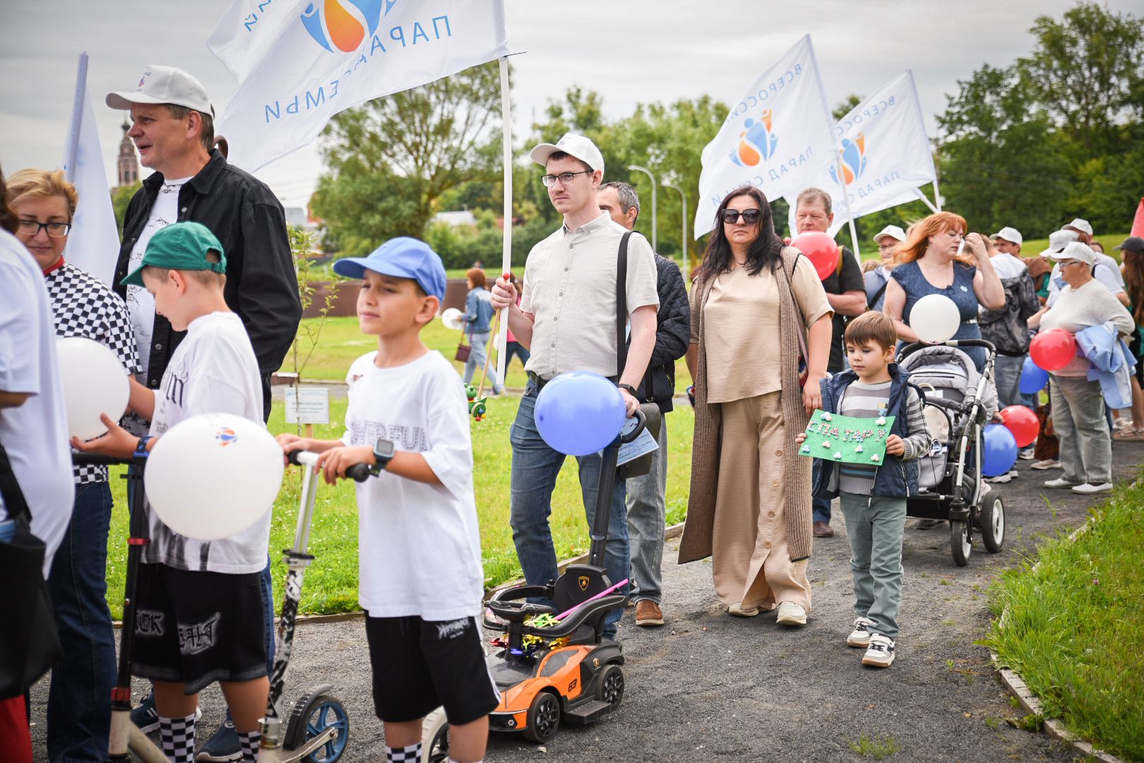 бронницы, парад семей в бронницах, шествие семей в бронницах, день семьи любви и верности, дети,