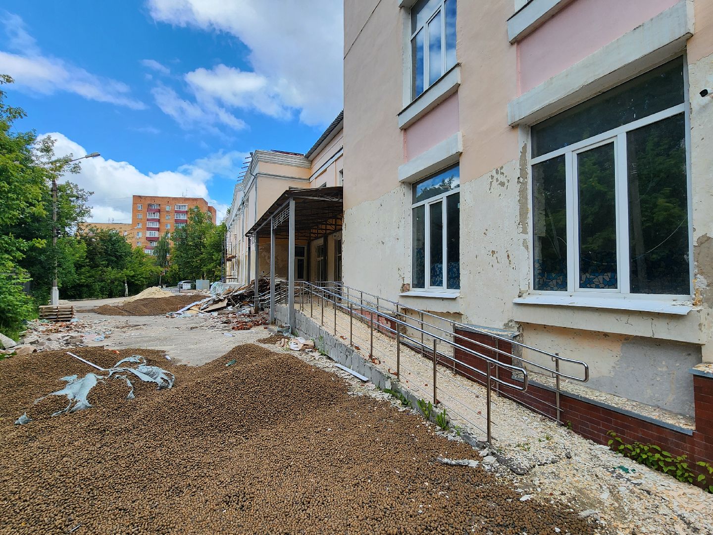 чехов, улица чехова 28, детская школа искусств, капитальный ремонт, реконструкция, обновление, фасадные работы, наружная отделка, внутренние перегородки, инженерные сети, окна и двери, замена кровли, госпрограмма московской области,