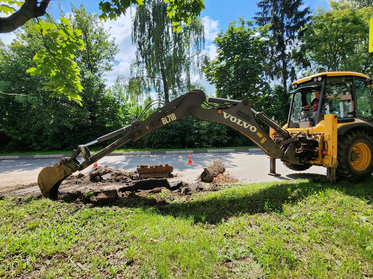чехов, улица мира, дорожный ремонт , капремонт проезжей части , новые бордюры, автостоянки, парковочные карманы , тротуары, обновление, госпрограмма московской области, развитие дорожной инфраструктуры,