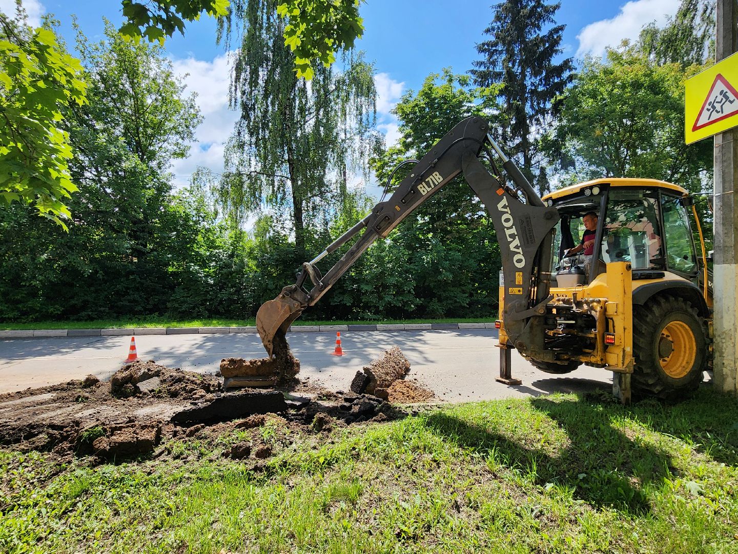 чехов, улица мира, дорожный ремонт , капремонт проезжей части , новые бордюры, автостоянки, парковочные карманы , тротуары, обновление, госпрограмма московской области, развитие дорожной инфраструктуры,
