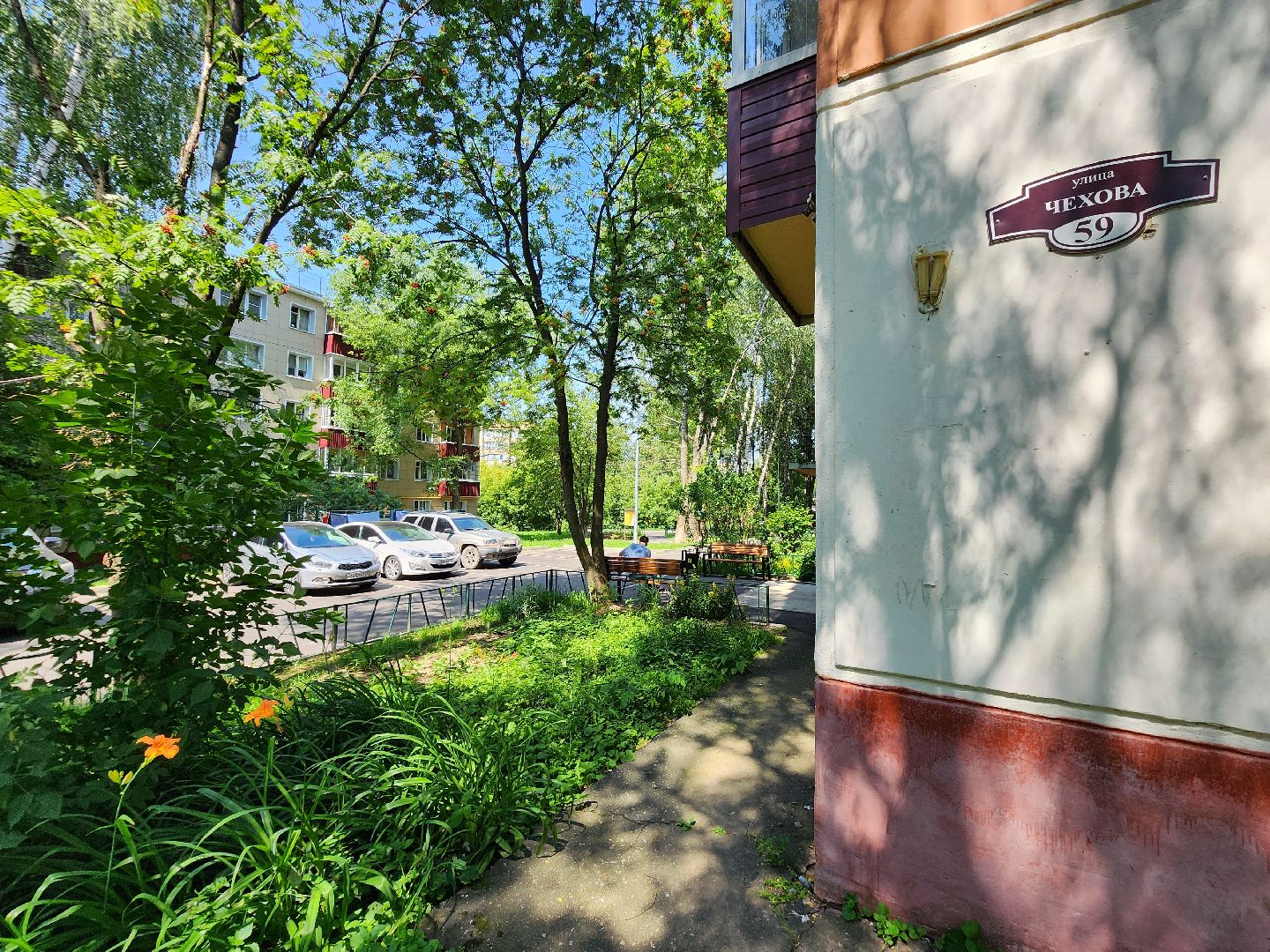 чехов, улица чехова 59, комплексное благоустройство дворов, ремонт проездов, пешеходные дорожки и тропинки, ремонт тротуаров, расширение парковок, скамейки и урны, уличное освещение, спортивная площадка, госпрограмма московской области, формирование комфортной городской среды,