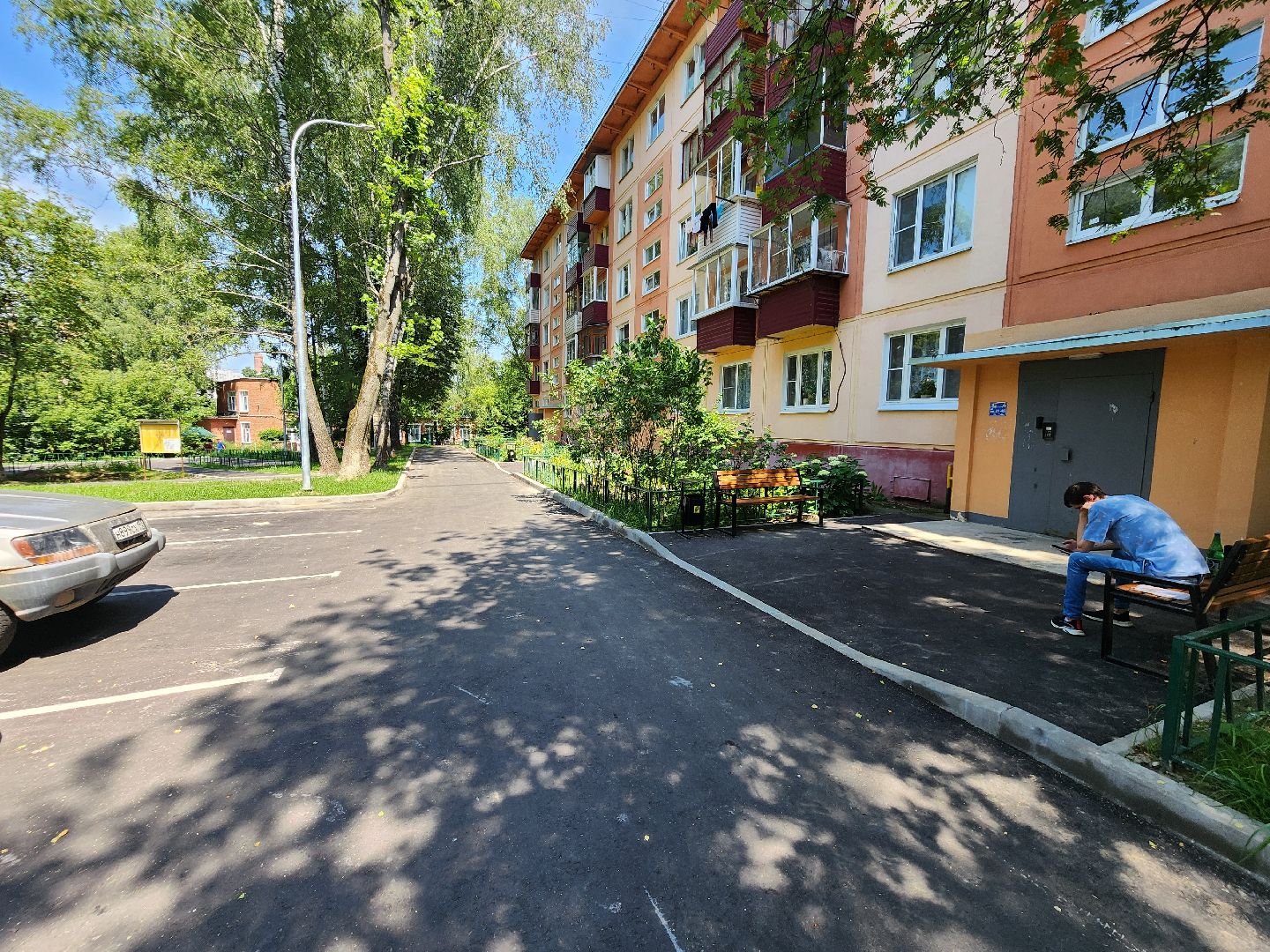 чехов, улица чехова 59, комплексное благоустройство дворов, ремонт проездов, пешеходные дорожки и тропинки, ремонт тротуаров, расширение парковок, скамейки и урны, уличное освещение, спортивная площадка, госпрограмма московской области, формирование комфортной городской среды,