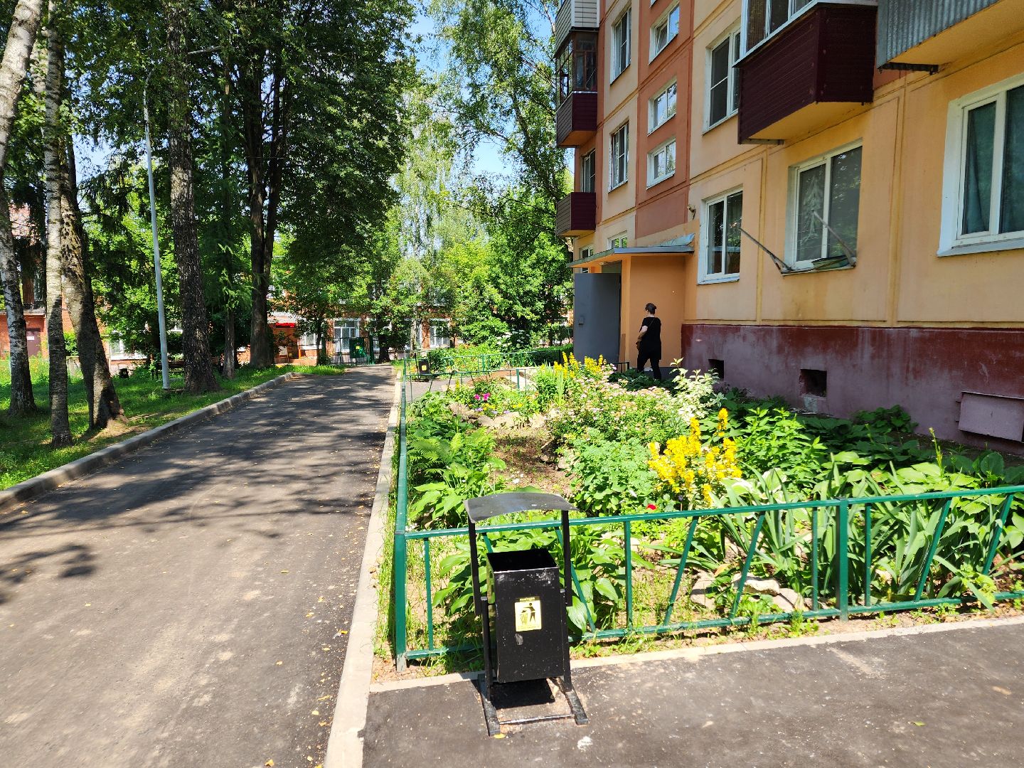 чехов, улица чехова 59, комплексное благоустройство дворов, ремонт проездов, пешеходные дорожки и тропинки, ремонт тротуаров, расширение парковок, скамейки и урны, уличное освещение, спортивная площадка, госпрограмма московской области, формирование комфортной городской среды,