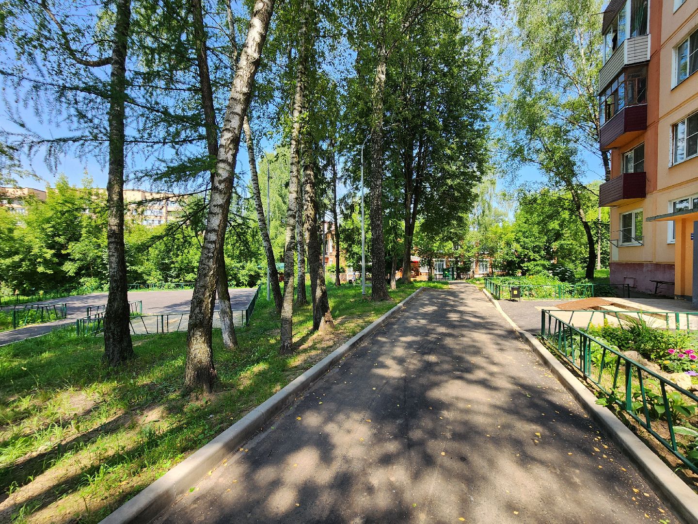 чехов, улица чехова 59, комплексное благоустройство дворов, ремонт проездов, пешеходные дорожки и тропинки, ремонт тротуаров, расширение парковок, скамейки и урны, уличное освещение, спортивная площадка, госпрограмма московской области, формирование комфортной городской среды,