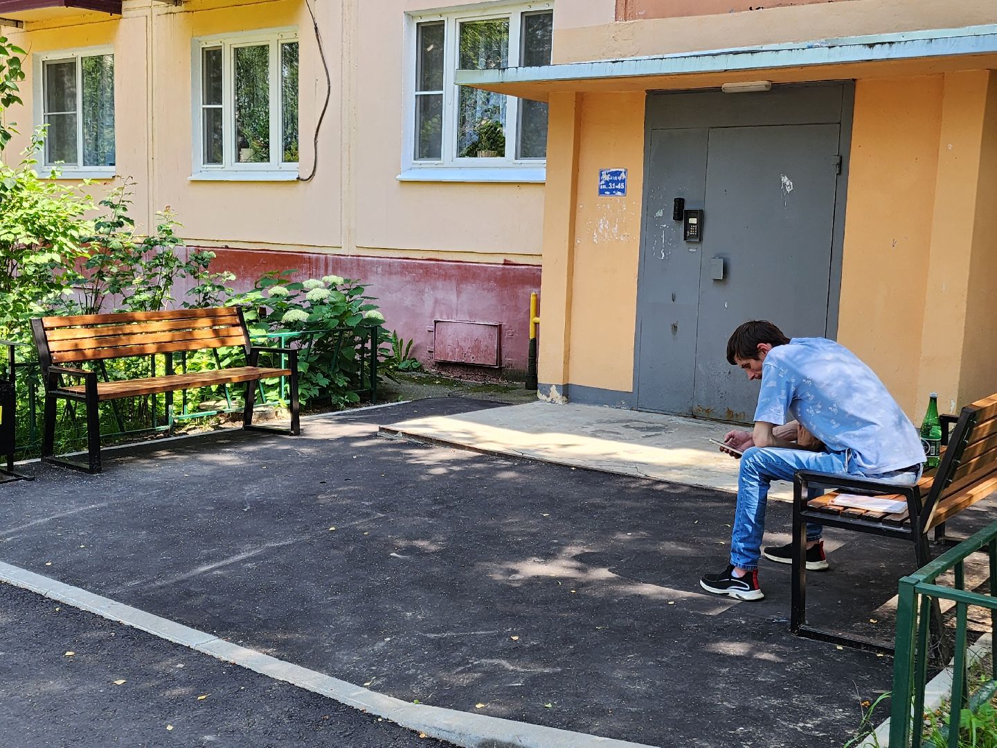 чехов, улица чехова 59, комплексное благоустройство дворов, ремонт проездов, пешеходные дорожки и тропинки, ремонт тротуаров, расширение парковок, скамейки и урны, уличное освещение, спортивная площадка, госпрограмма московской области, формирование комфортной городской среды,