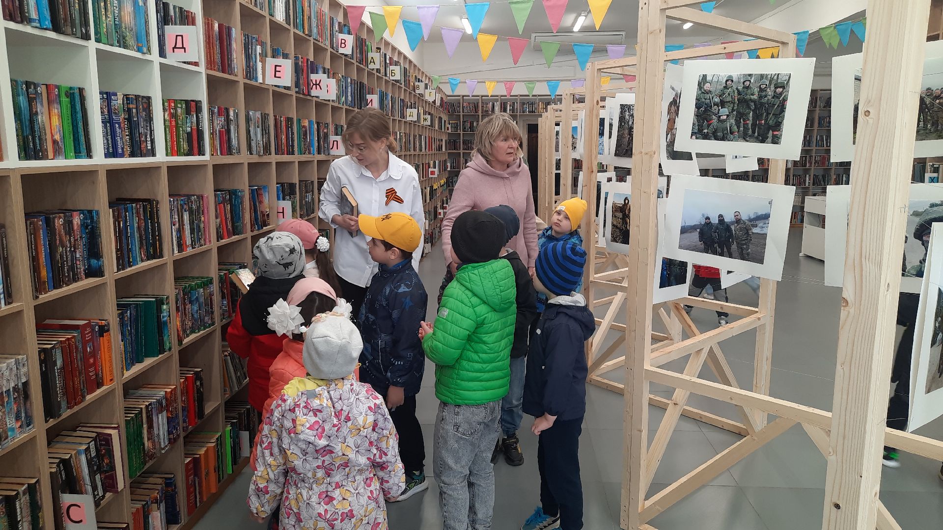 Шатура, маршал Борзова, Центральная Библиотека. День Победы. возложение цветов.