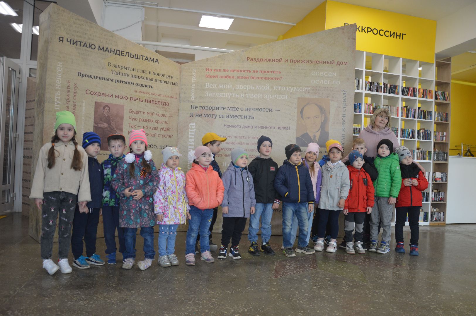 Шатура, маршал Борзова, Центральная Библиотека. День Победы. возложение цветов.