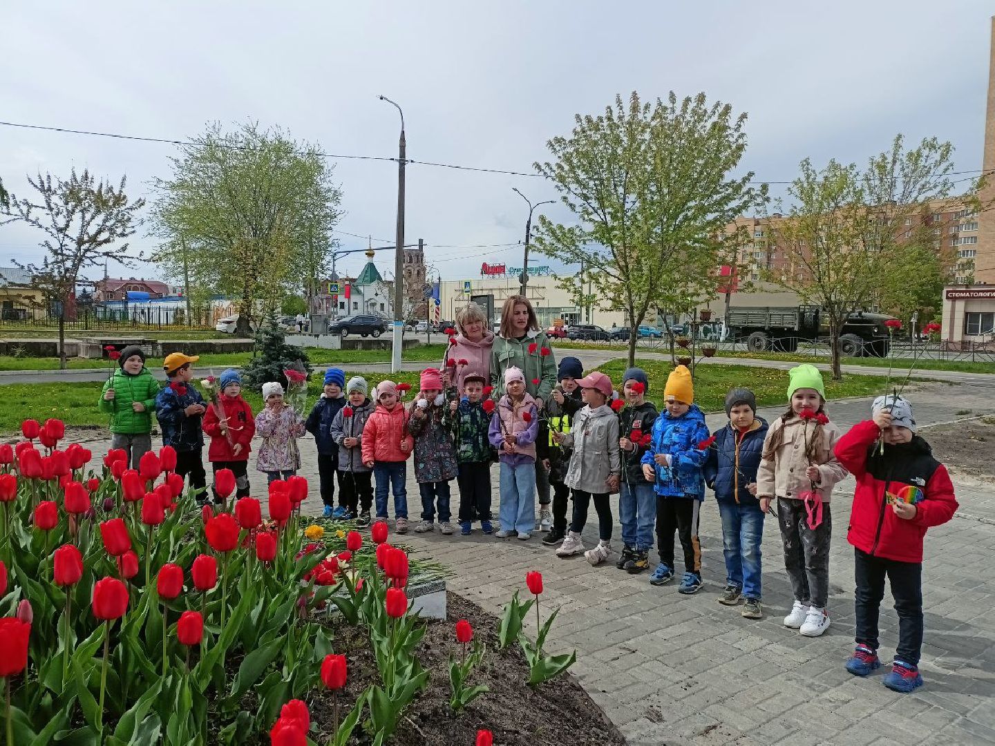 Шатура, маршал Борзова, Центральная Библиотека. День Победы. возложение цветов.