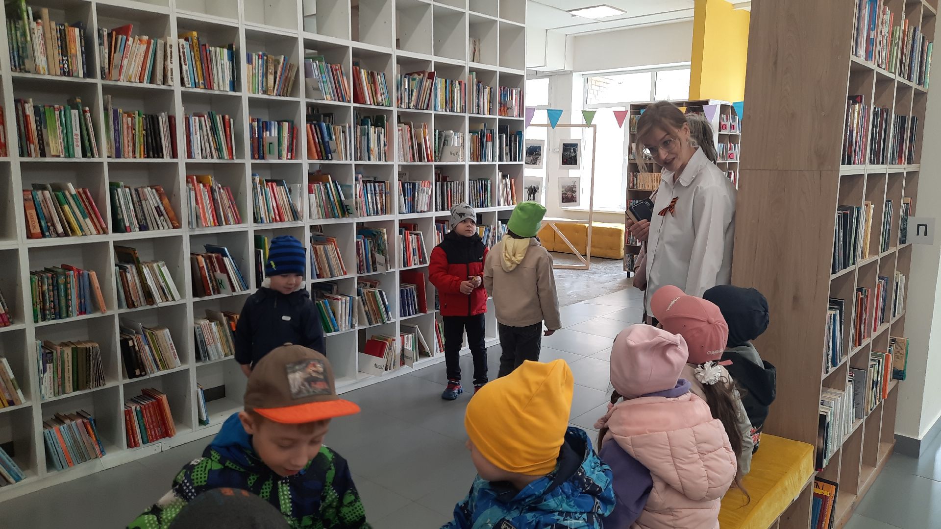 Шатура, маршал Борзова, Центральная Библиотека. День Победы. возложение цветов.