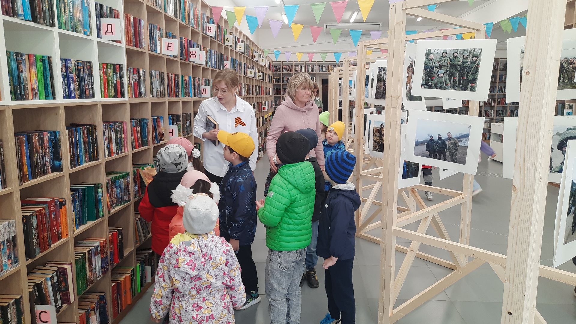 Шатура, маршал Борзова, Центральная Библиотека. День Победы. возложение цветов.