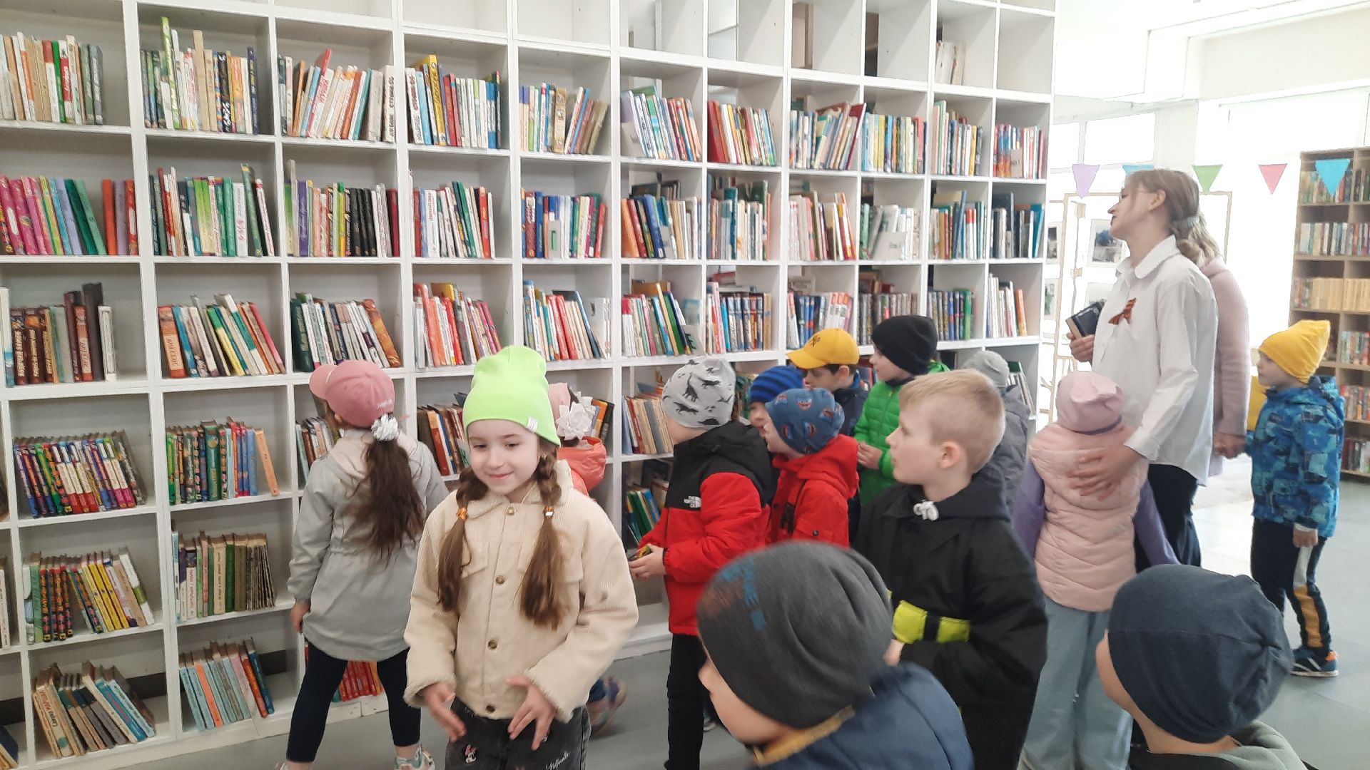 Шатура, маршал Борзова, Центральная Библиотека. День Победы. возложение цветов.