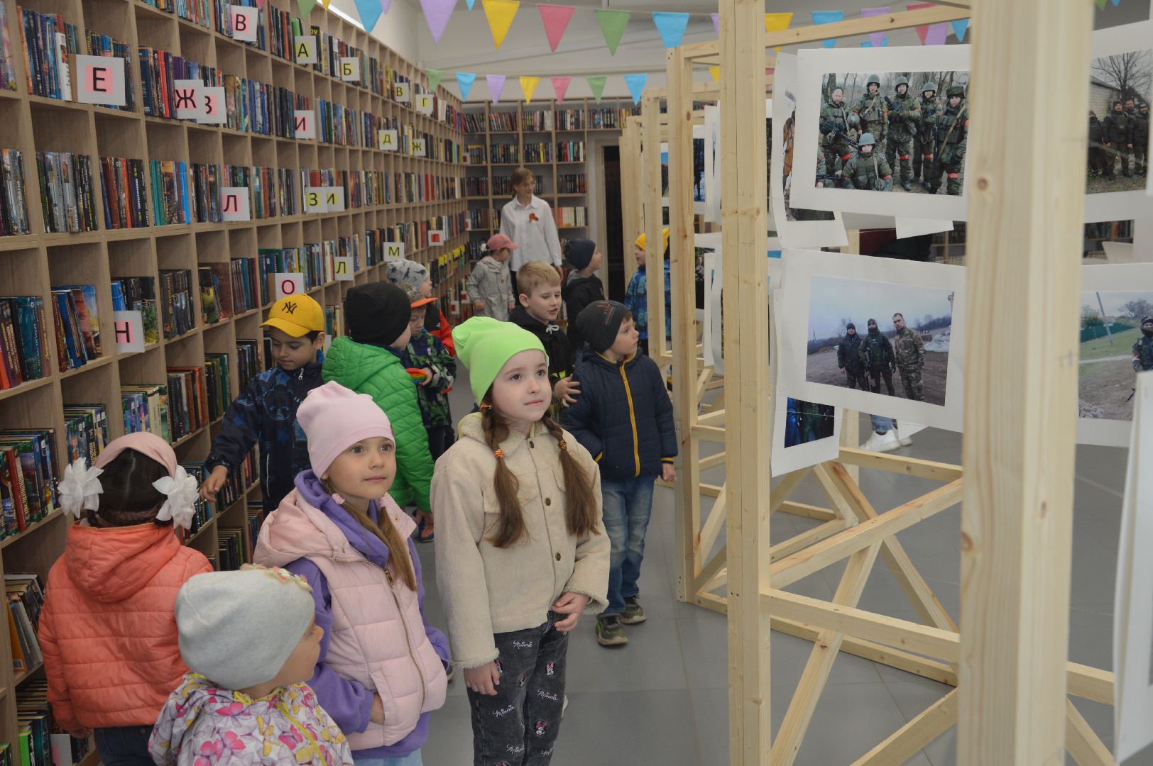 Шатура, маршал Борзова, Центральная Библиотека. День Победы. возложение цветов.