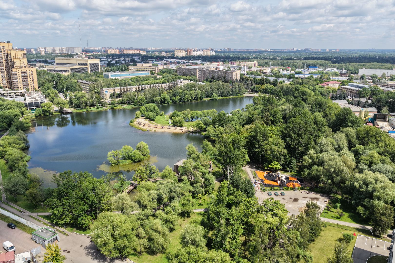 видео с коптера, парк фабричный пруд реутов, благоустройство реутов, игровая зона в парке ,